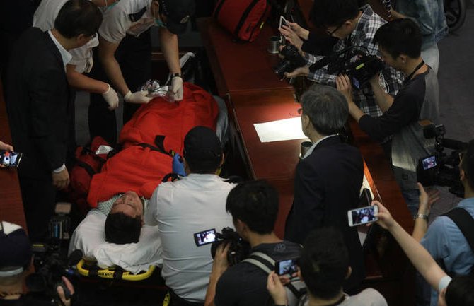 Hong Kong: Poslanici se potukli zbog zakona, više hospitalizovanih (FOTO/VIDEO)