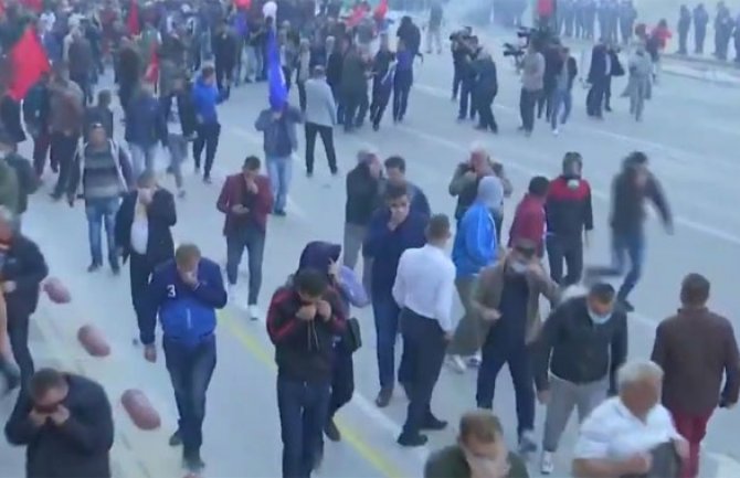 Tirana: Demonstranti bacali Molotovljeve koktele (VIDEO)