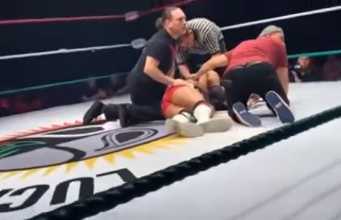  Rvač umro u ringu, publika i protivnik se zabavljali (VIDEO)