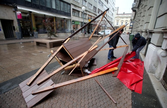 Orkanski vjetar u Zagrebu: Dvije žene povrijeđene, štand pao na 80-godišnjakinju, stablo na tramvaj u pokretu