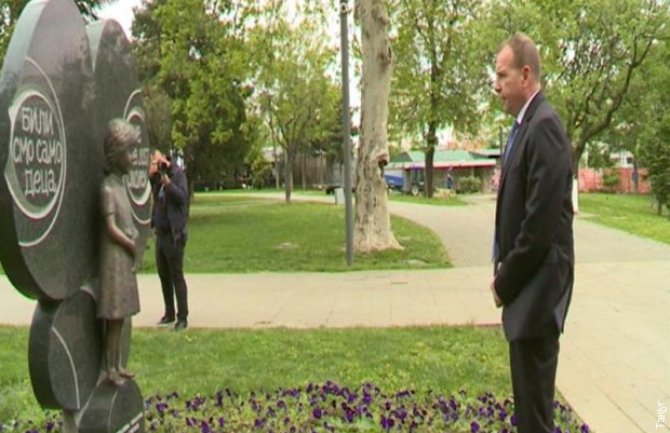 Bivši američki general položio vijenac na spomen-obilježje Milici Rakić i svoj djeci stradaloj u NATO bomdardovanju 