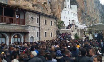 Stari i mladi, bosi, pješke i po kiši do manastira Ostrog: Sveti Vasilije štiti i nadahnjuje (FOTO/VIDEO)