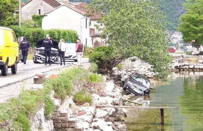 Kotor: Automobil završio u moru, dvoje povrijeđenih