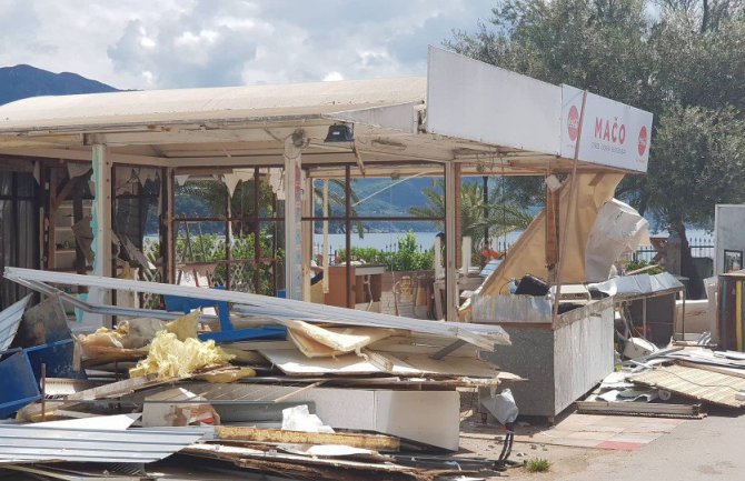 Počelo rušenje privremenih objekata na šetalištu u Budvi(FOTO)