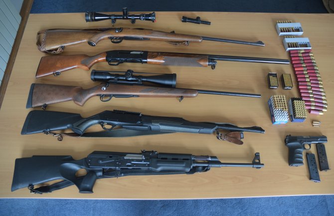 Kod Cetinjanina pronađeno 5 pušaka, pištolj i 208 metaka