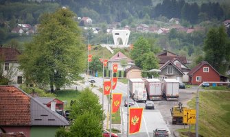 Mojkovac okićen crnogorskim zastavama dočekuje 21. maj (FOTO)
