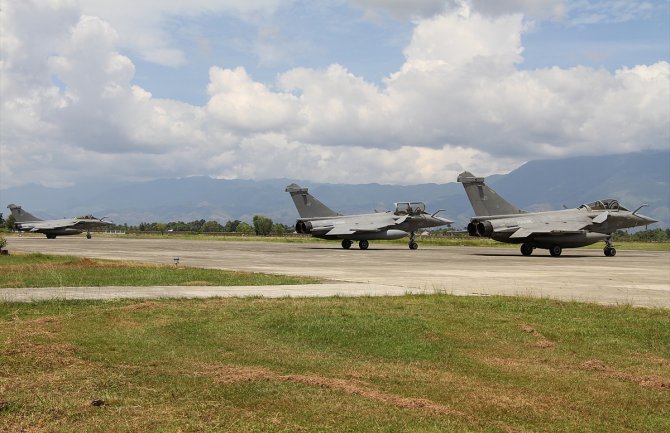 Francuski ratni avioni prinudno sletjeli u Indoneziju