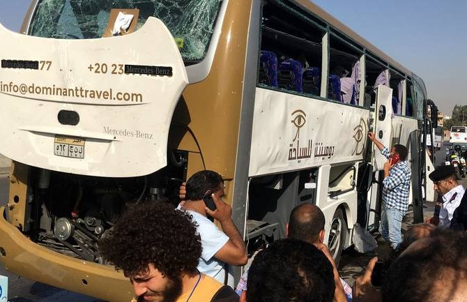 Napad na turistički autobus kod piramida, 16 ranjenih