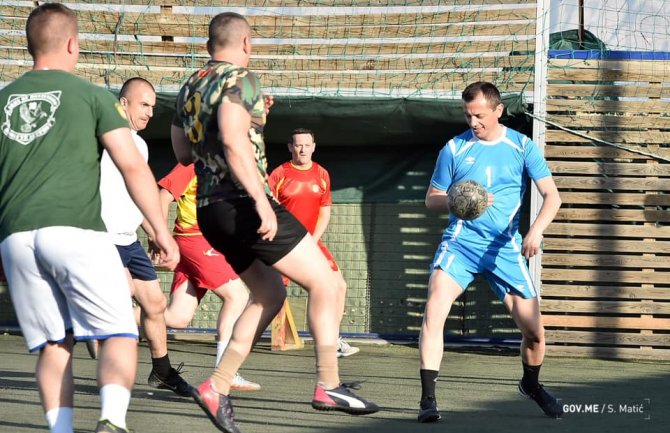 Ministar zaigrao fudbal sa crnogorskim vojnicima u Avganistanu (FOTO) (VIDEO)