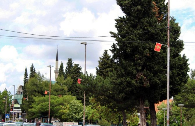 Centar Tuzi ukrašen crnogorskim i albanskim zastavama