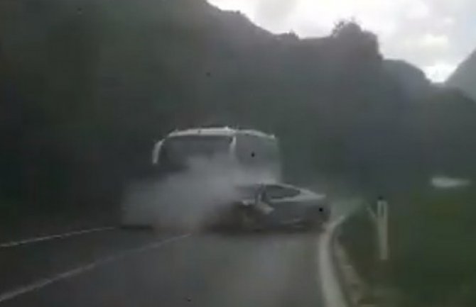 Objavljen snimak sudara automobila i autobusa kod Mostara (VIDEO)