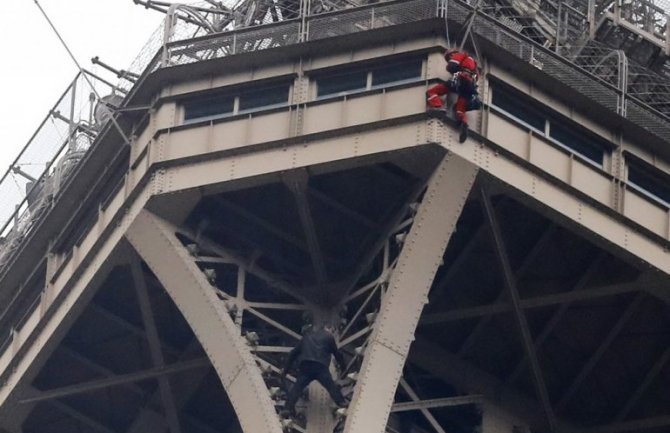 Završena drama u Parizu: Uhapšen muškarac koji se popeo na Ajfelov toranj