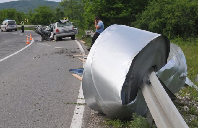 Poginuo vozač u udesu: Rolna lima teška oko devet tona smrvila auto (FOTO)