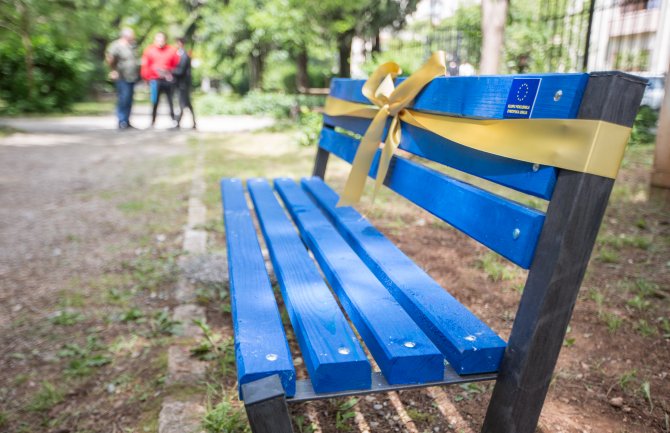 Poklon EU građanima Podgorice: Postavljene nove klupe u sedam parkova