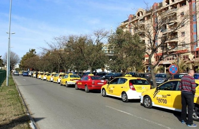 Taksisti ne smiju čekati stranke van stajališta