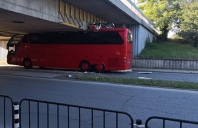 Vozač odlučio da prođe ispod nadvožnjaka, autobus ostao bez krova(FOTO)