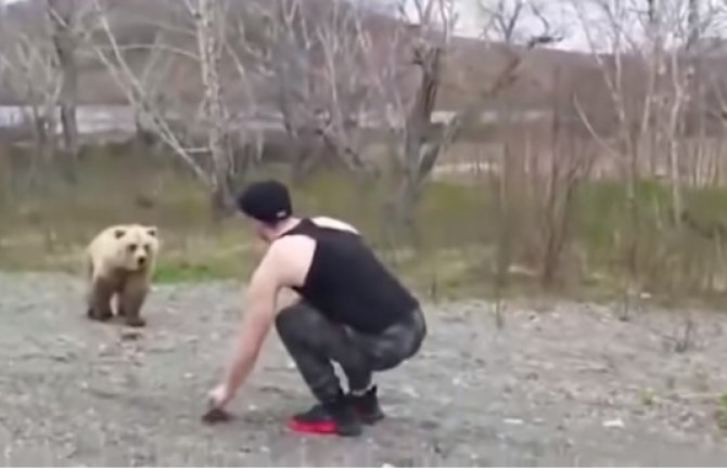 Izazivao medvjeda pa morao da spašava živu glavu (VIDEO)