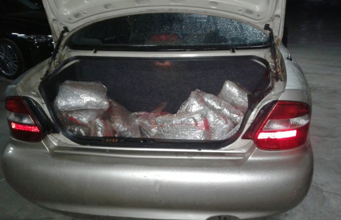 Beograd: Uhapšen Crnogorac, policija u vozilu pronašla 39 kg marihuane (FOTO)