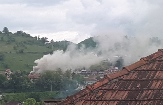 Bijelo Polje: U požaru izgorio krov kuće, nema povrijeđenih(FOTO)