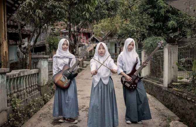 Tri učenice ruše stereotipe: Nose hidžab i sviraju metal muziku (VIDEO)