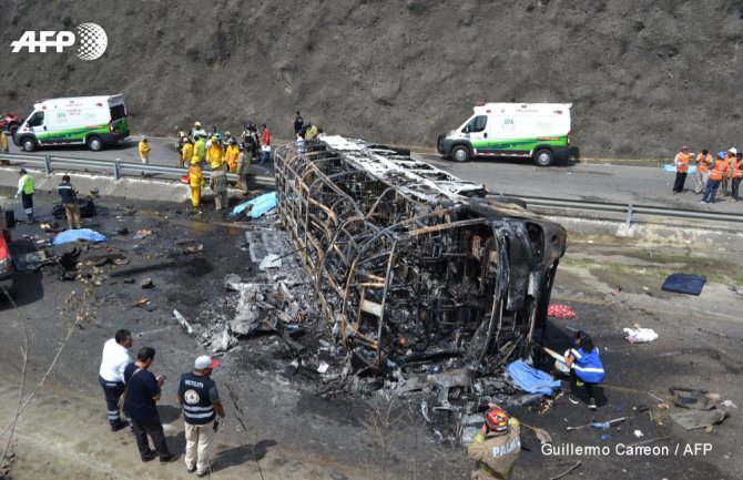 Teška nesreća u Meksiku: Autobus se prevrnuo nakon sudara sa kamionom, 23 mrtvih