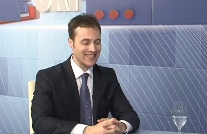 Hit video: Evo kako se Milačić priprema za TV emisiju (VIDEO)
