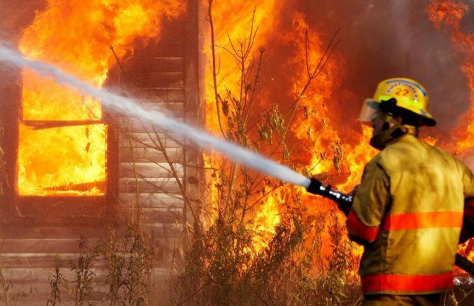U Tivtu gorio stan: Komšija primijetio požar i spriječio veću nesreću