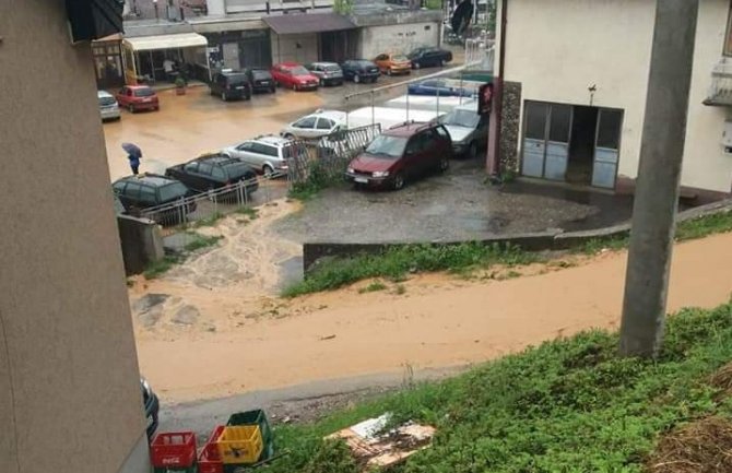 Bijelo Polje: Rijeka mulja potekla niz Ćukovac, poplavila autobusku stanicu