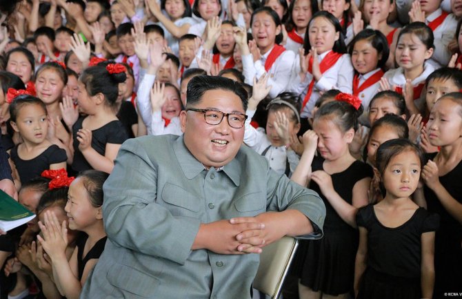 Kim Džong UN posjetio Dvorac učenika u Pjongjangu, djevojčice u suzama