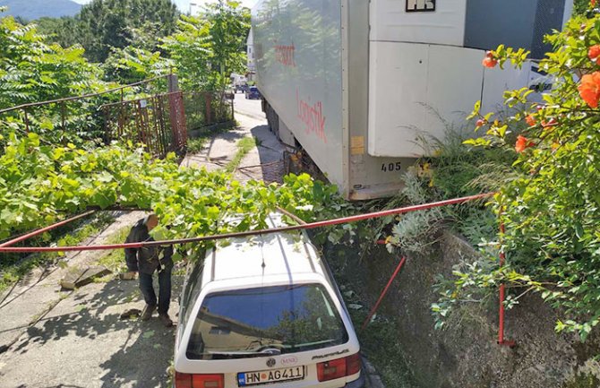 Herceg Novi: Otkačila se prikolica kamiona sa teretom od oko 30 tona i skliznula u dvorište kuće
