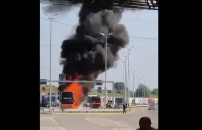 Zapalio se novosadski autobus pun putnika na granici sa Makedonijom (VIDEO)