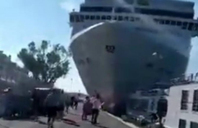 Kruzer udario u manji brod, ima povrijeđenih (VIDEO)