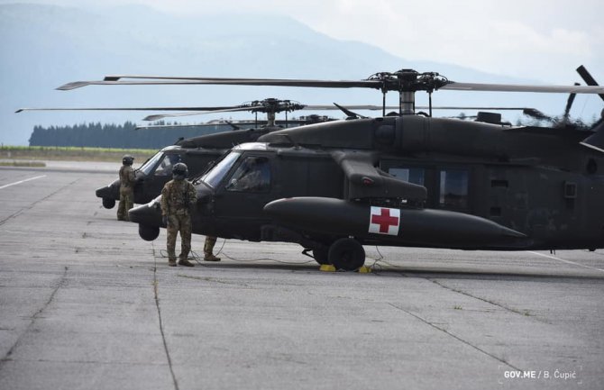 Tri američka helikoptera napunila gorivo na aerodromu u Golubovcima(FOTO)