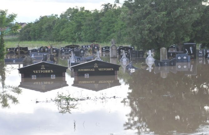  Srbija: 297 evakuisanih, poplavljeni objekti, oštećeni putevi, voda nosila stoku