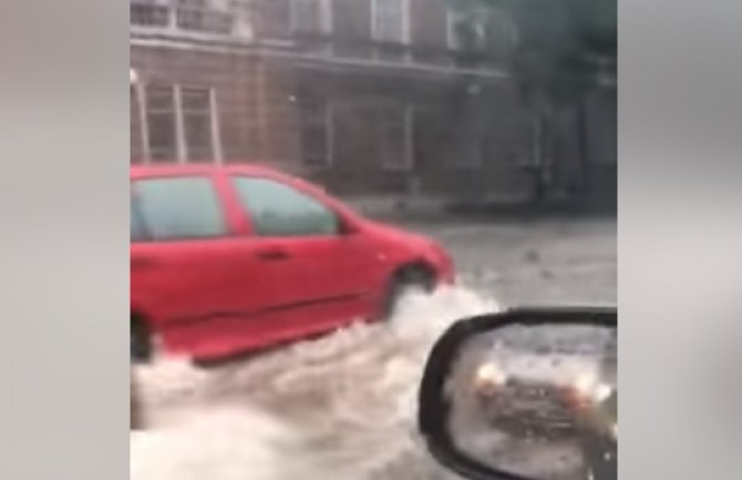 Potop u Sarajevu, automobili kao čamci (VIDEO)