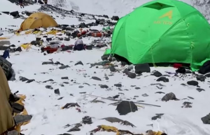 Tokom akcije čišćenja Mont Everesta pronađena četiri leša, vrijeme smrti nepoznato (VIDEO)
