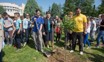 Halačeva i Kovačević sadili drveće u dvorištu škole u Danilovgradu