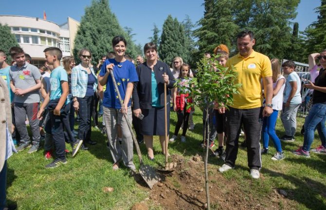 Halačeva i Kovačević sadili drveće u dvorištu škole u Danilovgradu