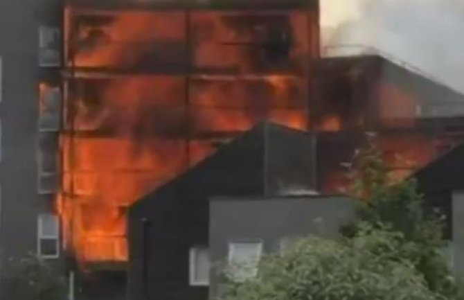 Požar u Londonu: Vatru u stambenom bloku gasi 100 vatrogasaca (VIDEO)
