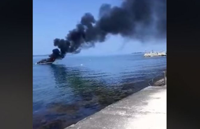 Zapalio se brod kod Zadra (VIDEO)
