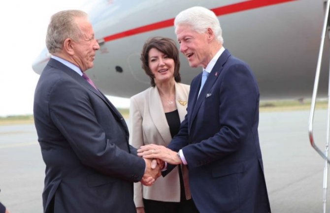 Klinton stigao u Prištinu, prisustvovaće 20. godišnjici ulaska NATO-a na Kosovo