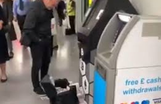 Bankomat počeo da izbacuje novčanice, čovjek pokušavao da ih uhvati u torbu (VIDEO)