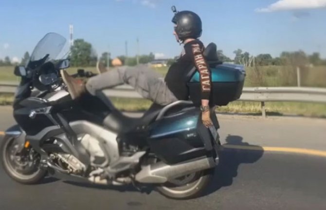 Zakucao se u kamion: Motociklista se snimao kako upravlja nogama dok kuca na telefonu(VIDEO)