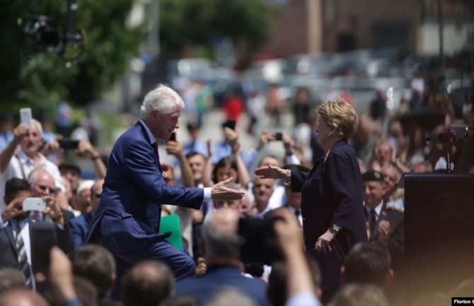 Klinton u Prištini: Trebalo je hrabrosti da skinete uniformu i obučete odijela