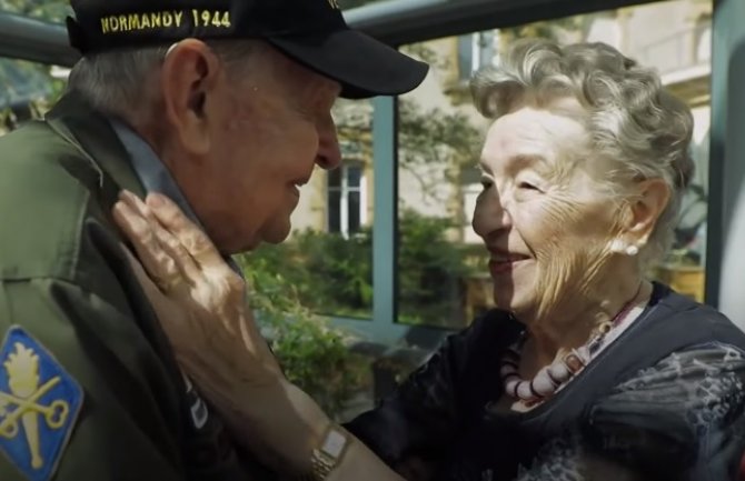 Ljubav i nakon 75 godina: Strastveni zagrljaj ljubavnika iz ratnog vihora i nevjerovatna priča(VIDEO)