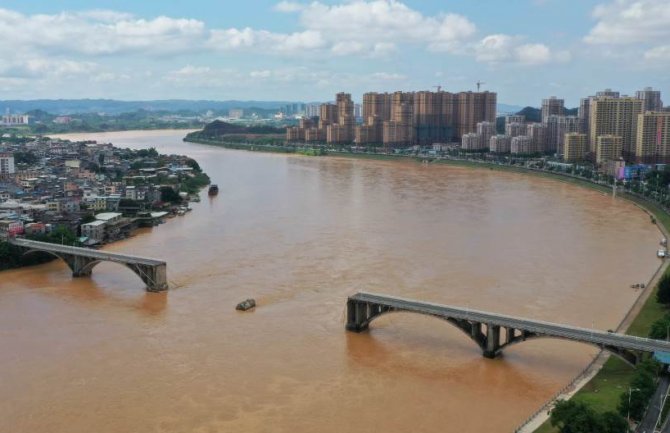 Kina: Srušilo se 120 metara mosta, dva vozila završila u vodi (VIDEO)