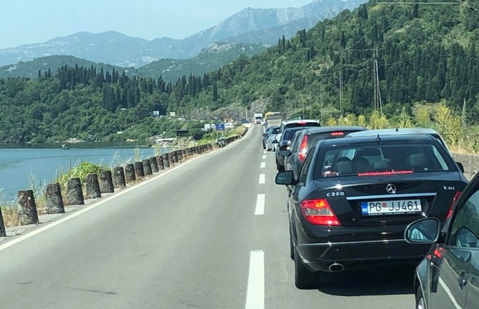 Kilometarske kolone na putu Bar-Podgorica zbog zamjene asfalta