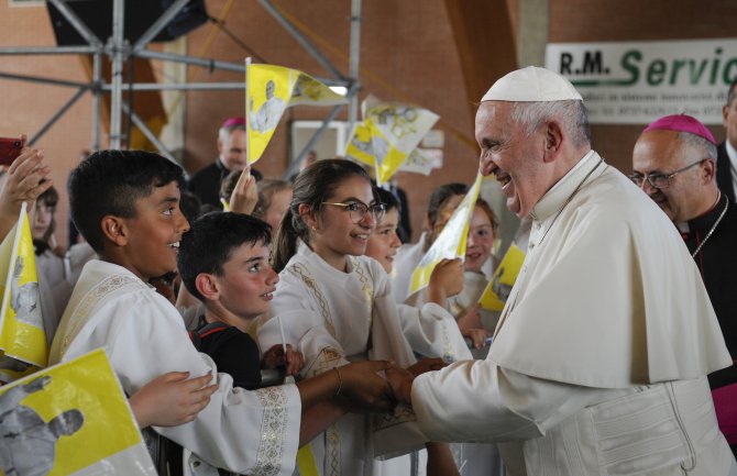 Papa nosio šlem prilikom posjete oštećenoj katedrali (FOTO)