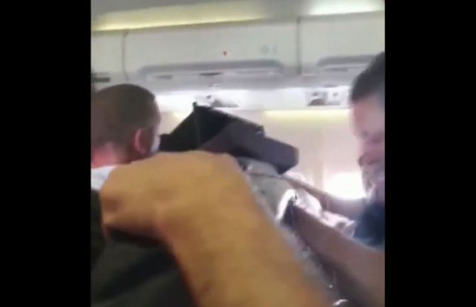 Deset osoba povrijeđeno na letu Priština - Bazel (VIDEO)