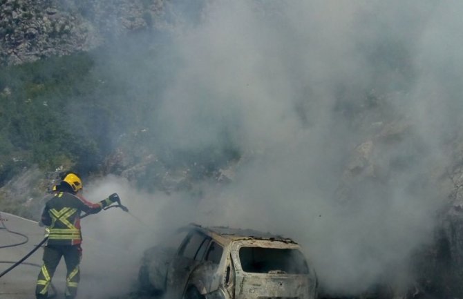 Taksi vozilo potpuno izgorjelo na putu ka Kučima (FOTO)